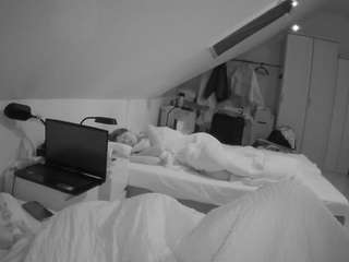 voyeurcam-julmodels-bed-4