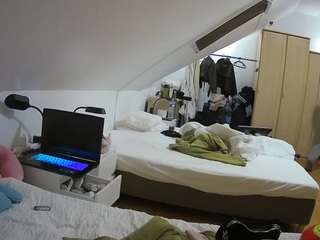 voyeurcam-julmodels-bed-4 webcam