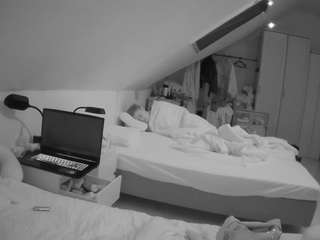 voyeurcam-julmodels-bed-4 webcam