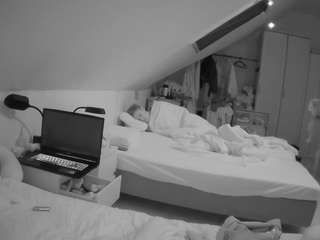voyeurcam-julmodels-bed-4 webcam