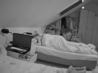 voyeurcam-julmodels-bed-4 webcam