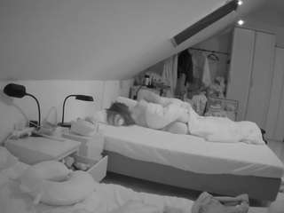 voyeurcam-julmodels-bed-4's CamSoda show and profile