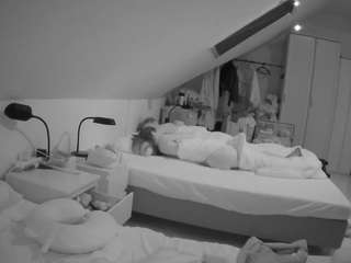 voyeurcam-julmodels-bed-4 webcam