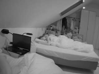 voyeurcam-julmodels-bed-4