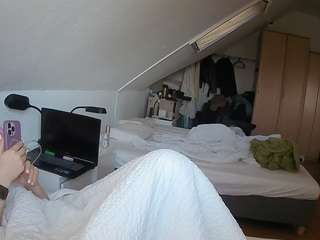 voyeurcam-julmodels-bed-4 webcam