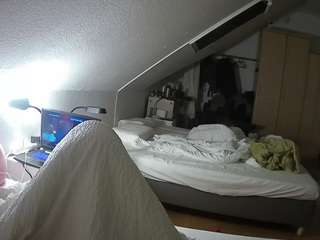 voyeurcam-julmodels-bed-4 webcam