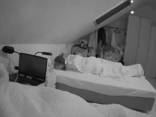 voyeurcam-julmodels-bed-4 webcam