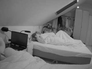 voyeurcam-julmodels-bed-4 webcam