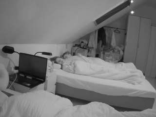 voyeurcam-julmodels-bed-4 webcam