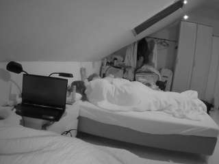voyeurcam-julmodels-bed-4 webcam