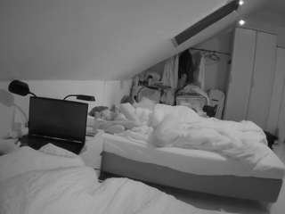 voyeurcam-julmodels-bed-4 webcam