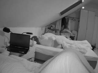 voyeurcam-julmodels-bed-4 webcam