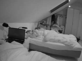 voyeurcam-julmodels-bed-4 webcam
