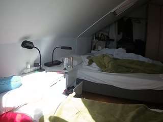 voyeurcam-julmodels-bed-4