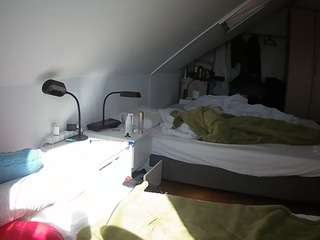 voyeurcam-julmodels-bed-4
