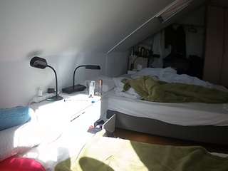 voyeurcam-julmodels-bed-4