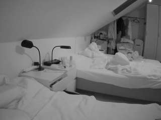 voyeurcam-julmodels-bed-4 webcam