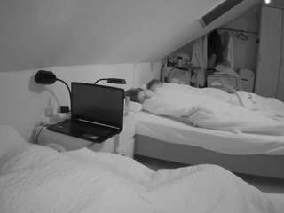 voyeurcam-julmodels-bed-4 webcam