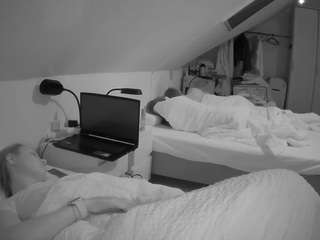 voyeurcam-julmodels-bed-4 webcam