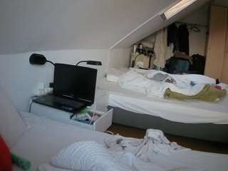 voyeurcam-julmodels-bed-4 webcam