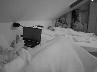 voyeurcam-julmodels-bed-4 webcam