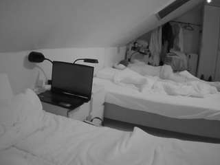 voyeurcam-julmodels-bed-4
