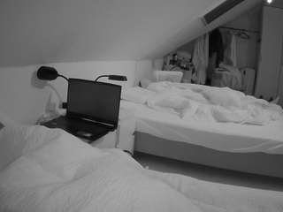 voyeurcam-julmodels-bed-4 webcam