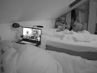 voyeurcam-julmodels-bed-4 webcam