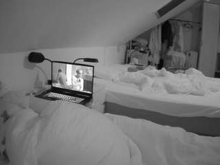 voyeurcam-julmodels-bed-4