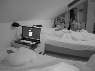 voyeurcam-julmodels-bed-4