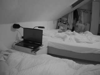 voyeurcam-julmodels-bed-4 camsoda