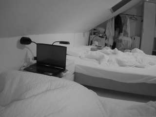 voyeurcam-julmodels-bed-4