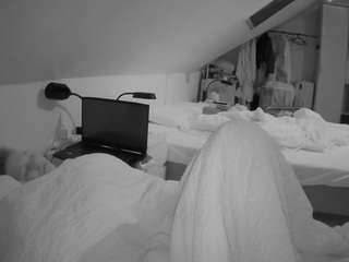 voyeurcam-julmodels-bed-4 camsoda