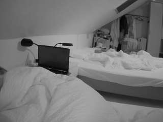 voyeurcam-julmodels-bed-4