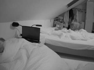 voyeurcam-julmodels-bed-4