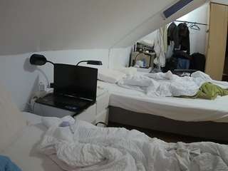 voyeurcam-julmodels-bed-4 webcam