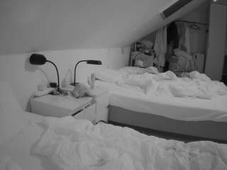 voyeurcam-julmodels-bed-4's CamSoda show and profile