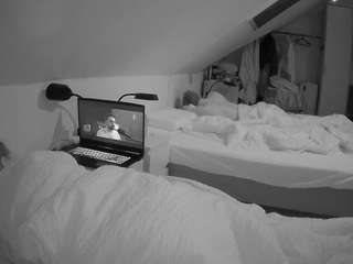voyeurcam-julmodels-bed-4 webcam