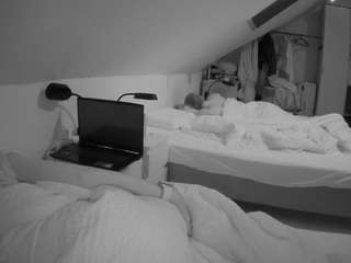 voyeurcam-julmodels-bed-4 webcam
