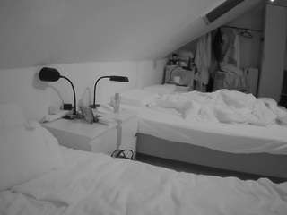 voyeurcam-julmodels-bed-4 webcam
