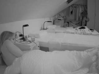 voyeurcam-julmodels-bed-4's CamSoda show and profile