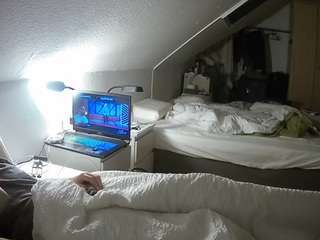 voyeurcam-julmodels-bed-4 webcam