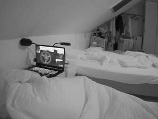 voyeurcam-julmodels-bed-4 webcam