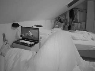 voyeurcam-julmodels-bed-4 camsoda