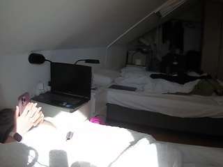 voyeurcam-julmodels-bed-4