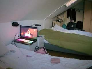 voyeurcam-julmodels-bed-4