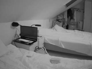 voyeurcam-julmodels-bed-4