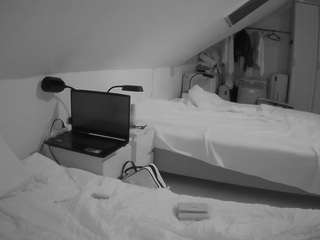 voyeurcam-julmodels-bed-4