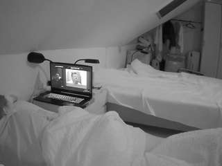 voyeurcam-julmodels-bed-4 webcam