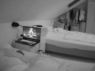 voyeurcam-julmodels-bed-4 webcam